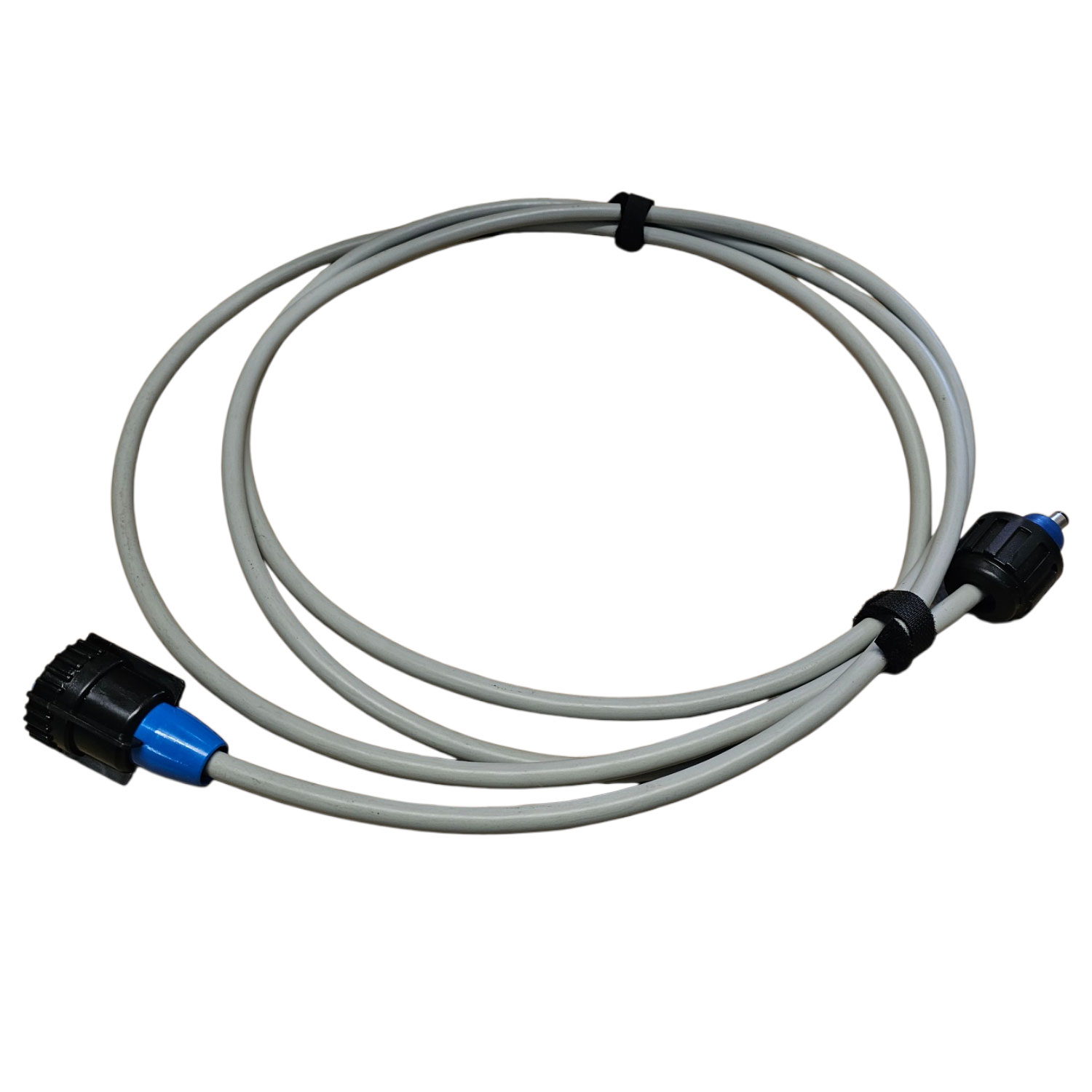 Flexibler Poolschlauch mit Anschlüssen für die Wasserzirkulation.