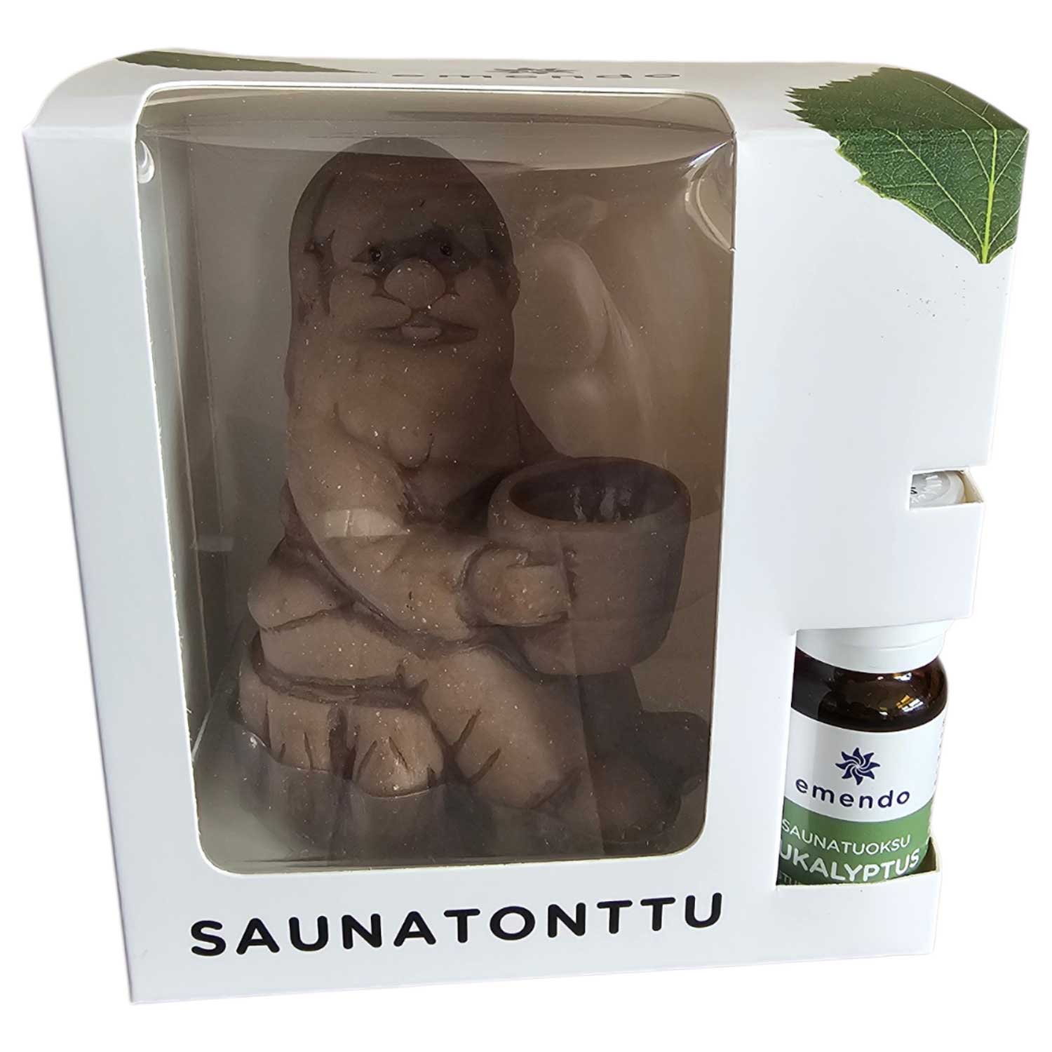 Eine braune Saunazwergfigur hält einen Eimer in einer Kiste mit einer Flasche Eukalyptusöl.