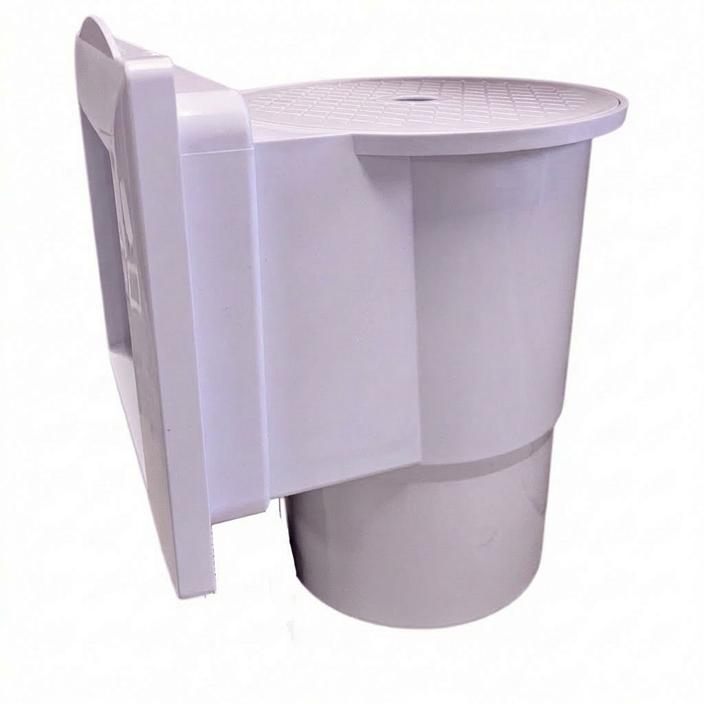 Weißer Poolskimmer mit rundem Deckel und vertikalem Auslassrohr.