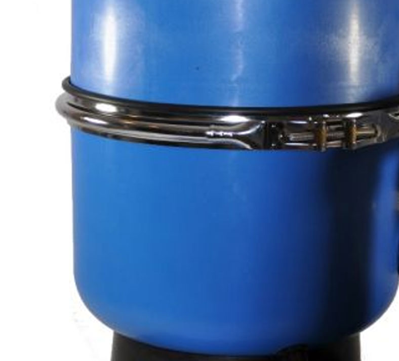 Blauer Poolsauger mit Chromband zur sicheren Befestigung.