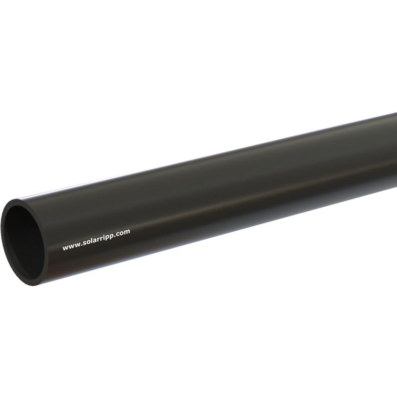 Nahaufnahme eines Abschnitts eines schwarzen HDPE-Rohrs (High-Density-Polyethylen). Weißer Hintergrund.