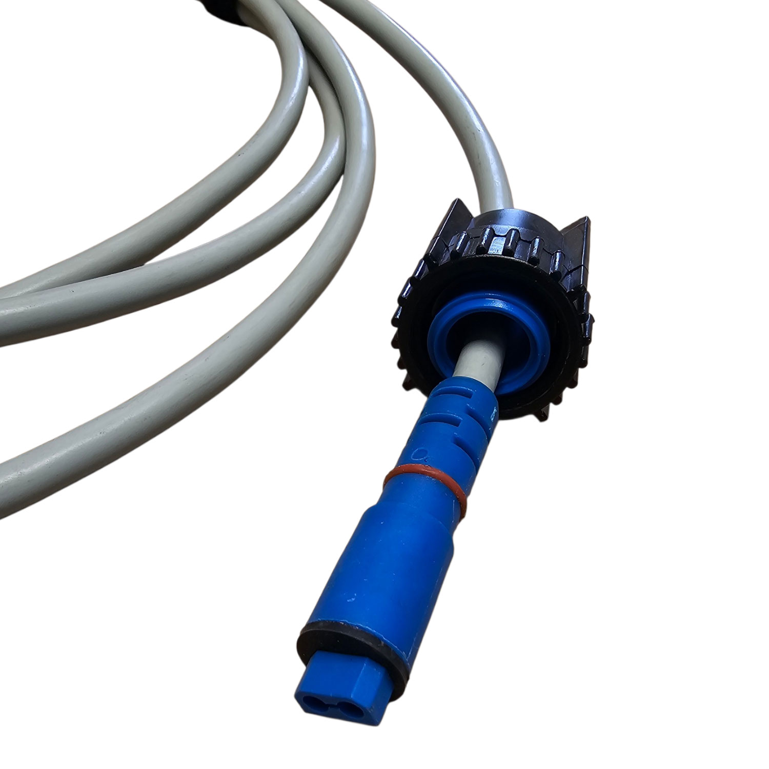 Nahaufnahme eines Pool-Reinigungsschlauchanschlusses mit mehreren angeschlossenen Schläuchen.