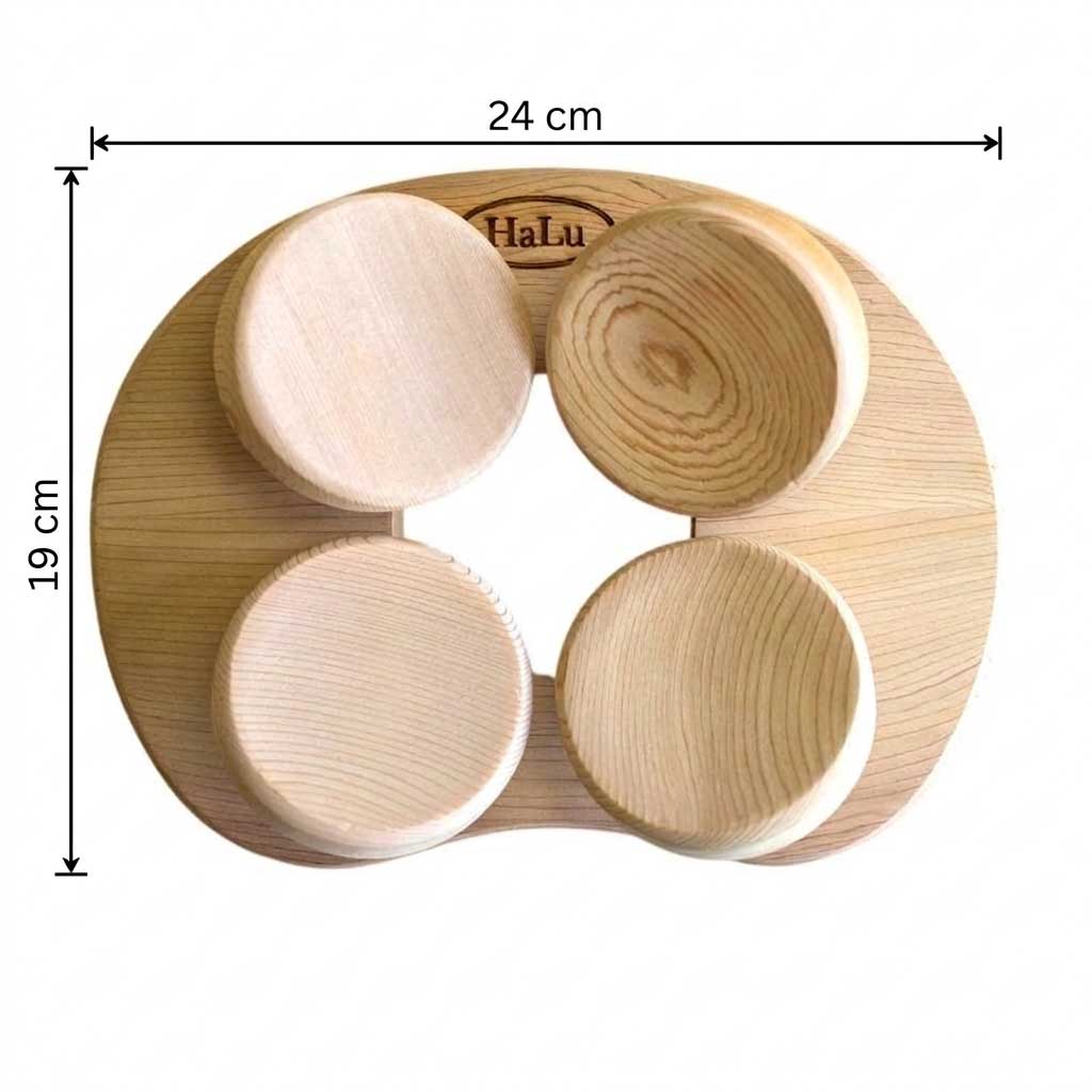 Vierpunkt-Saunakopfstütze aus Holz mit den Maßen 24 cm x 19 cm auf weißem Hintergrund.