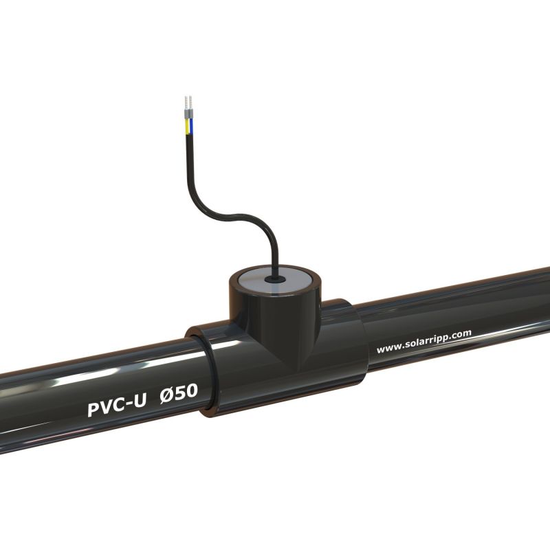 Nahaufnahme eines schwarzen PVC-U-Rohrs Ø50 mit angeschlossenem Temperatursensor und Verkabelung.
