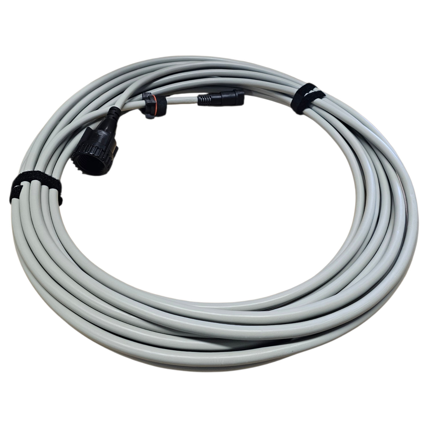 Flexibles graues Kabel mit Anschlüssen, zur Aufbewahrung aufgerollt.