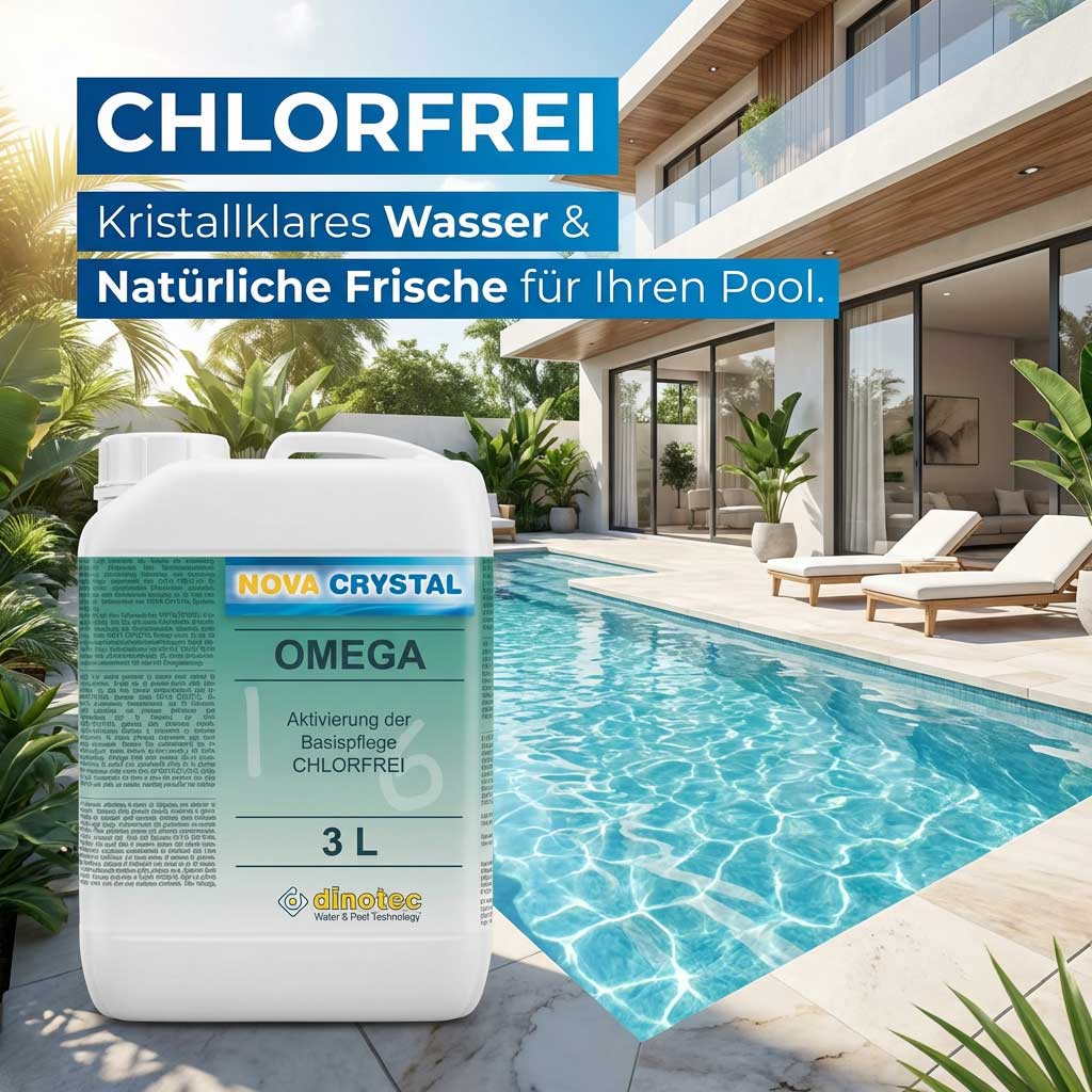 Flasche mit chlorfreiem Poolreiniger neben einem modernen Schwimmbad.