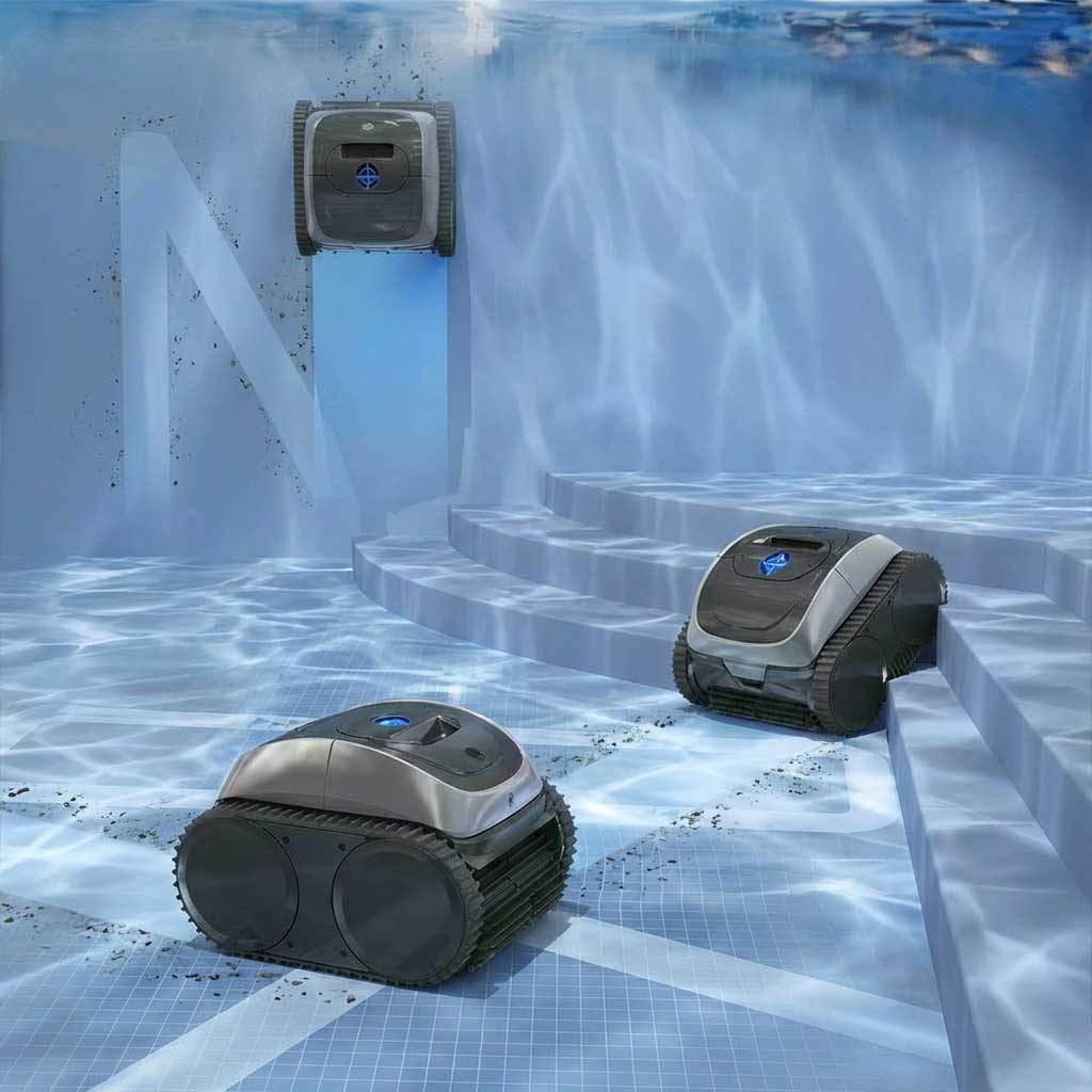 Drei Roboter-Poolreiniger arbeiten in einem Schwimmbad mit Stufen.