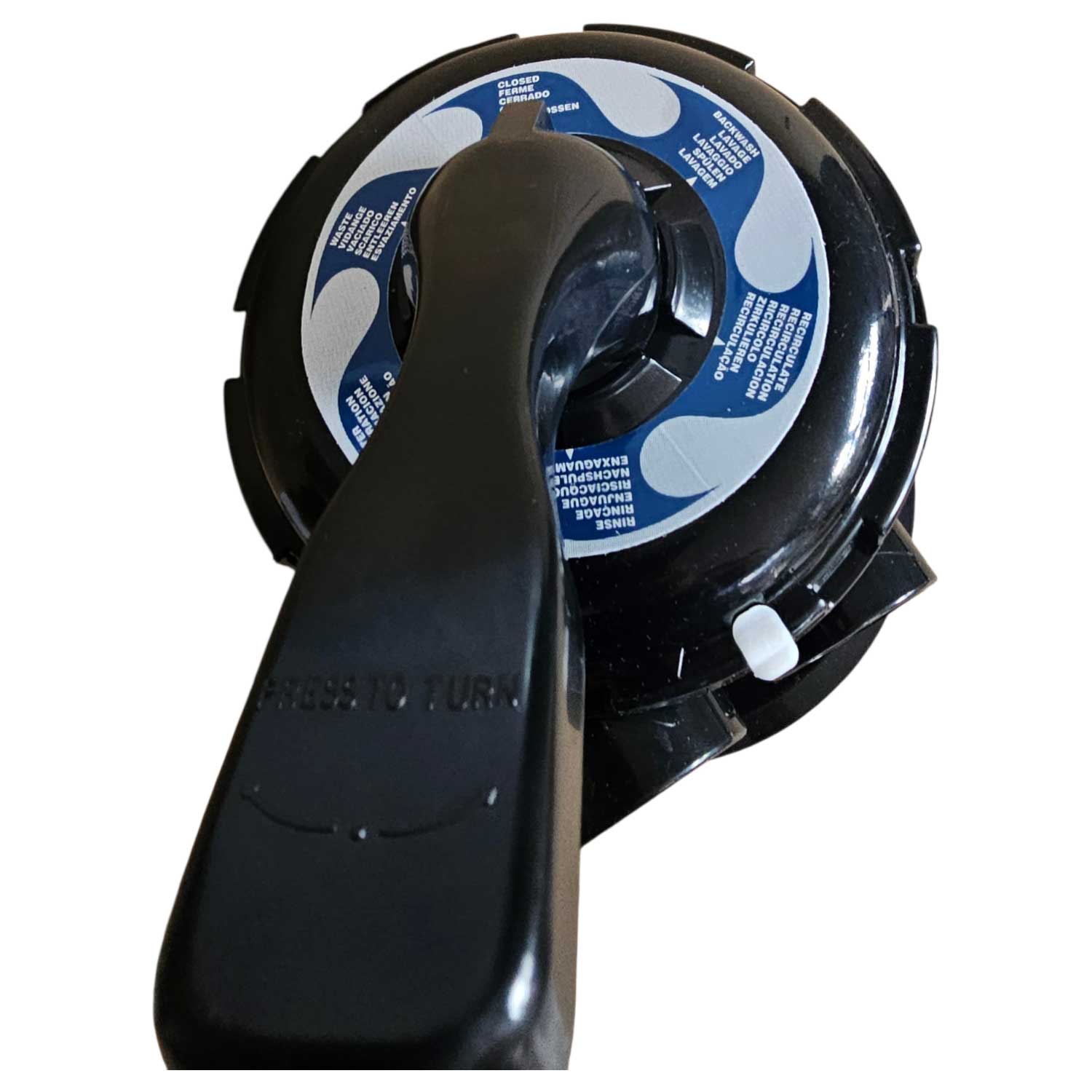 Ein schwarzer Multiport-Ventilgriff für ein Schwimmbad-Sandfiltersystem auf weißem Hintergrund.