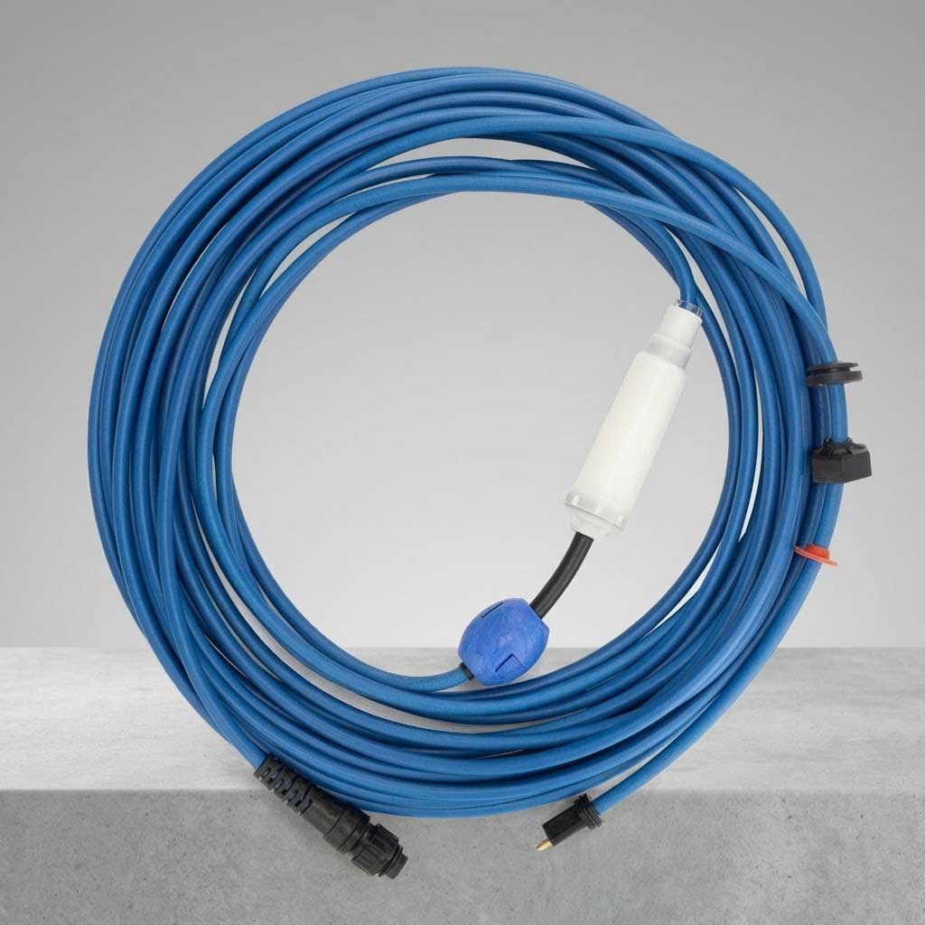 Aufgerolltes blaues Verlängerungskabel mit Anschlüssen auf einer grauen Oberfläche.