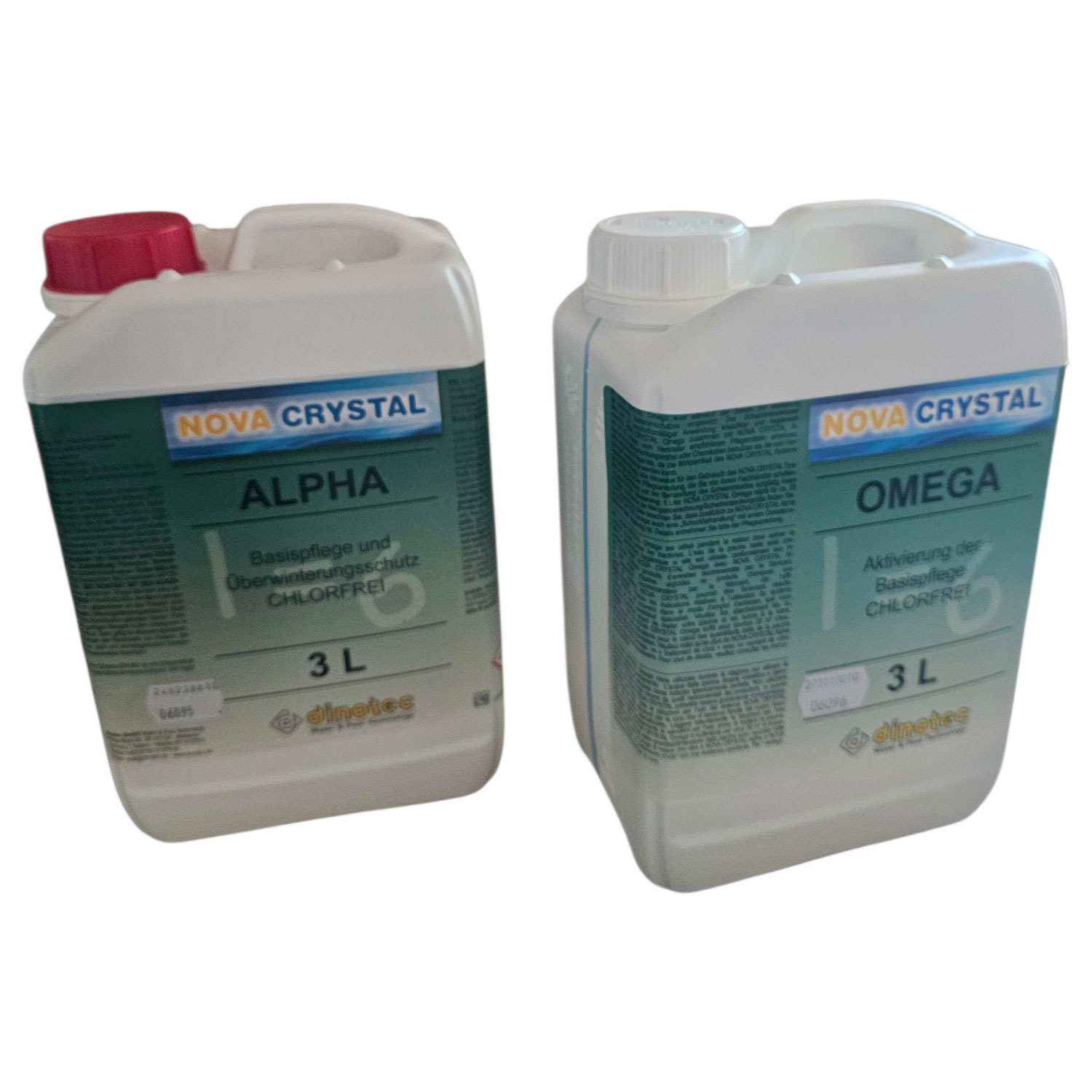 Zwei Behälter mit Nova Crystal-Poolchemikalien, Alpha und Omega, für die Poolpflege.