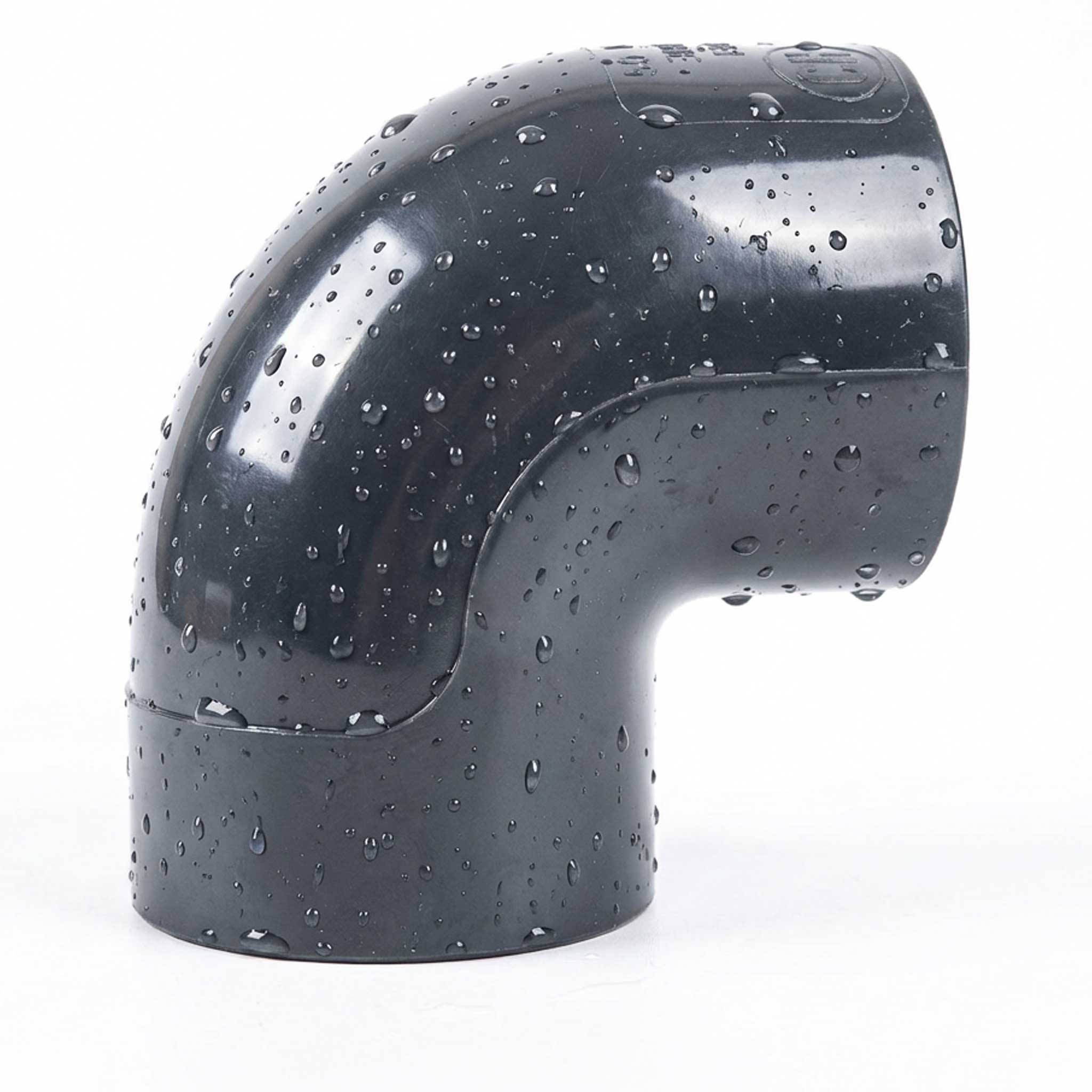 Schwarzer PVC-Rohrbogen mit Wassertropfen auf der Oberfläche.