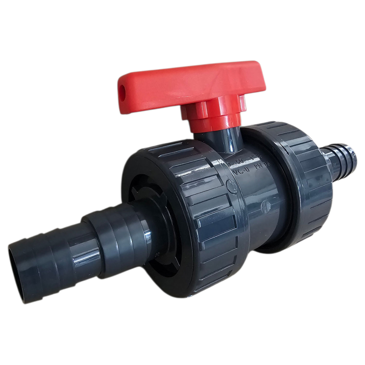 Schwarzes PVC-Ventil mit rotem Griff zur Wasserflusskontrolle.