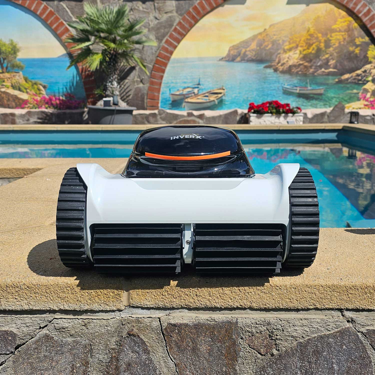 Automatischer Poolreiniger, der am Rand eines Schwimmbeckens positioniert ist.