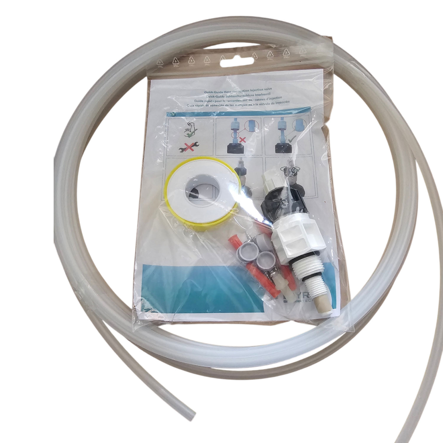 Transparente Schläuche und Sanitärzubehör in einer versiegelten Verpackung.