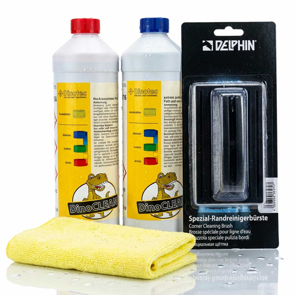 Zwei Reinigungsflaschen und eine Eckenreinigungsbürste mit Mikrofasertuch.