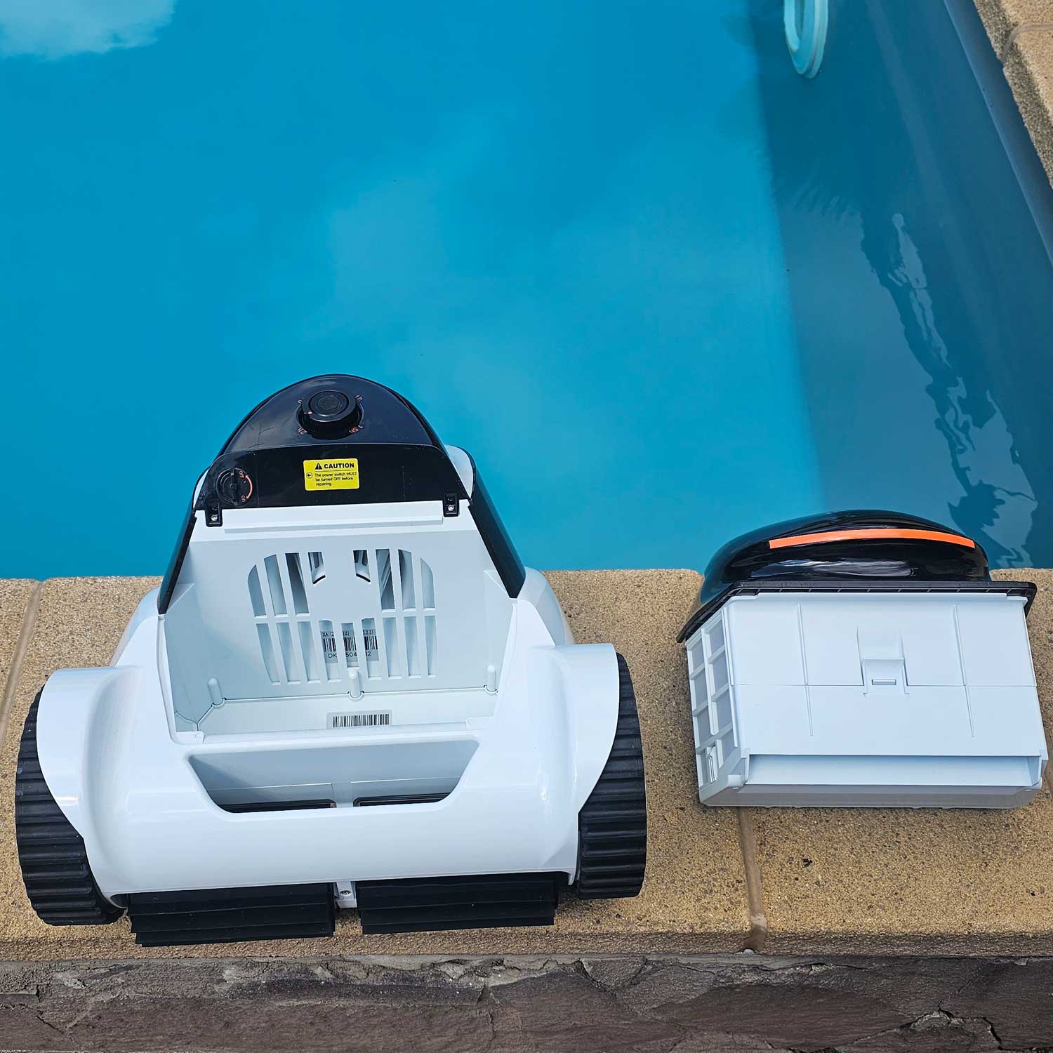 Roboter-Poolreiniger neben einem Schwimmbad positioniert.