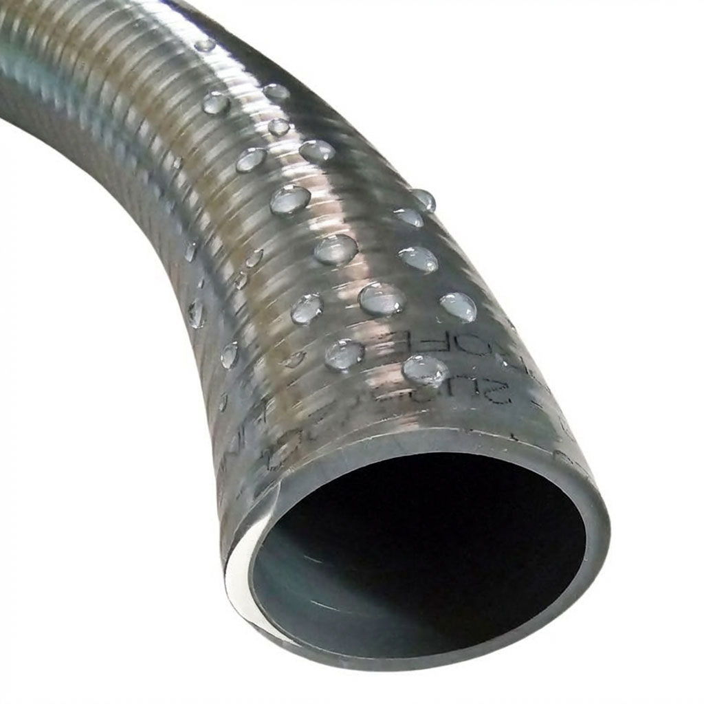 Flexibler Wasserschlauch mit Tropfen auf der Oberfläche und glatter Öffnung.