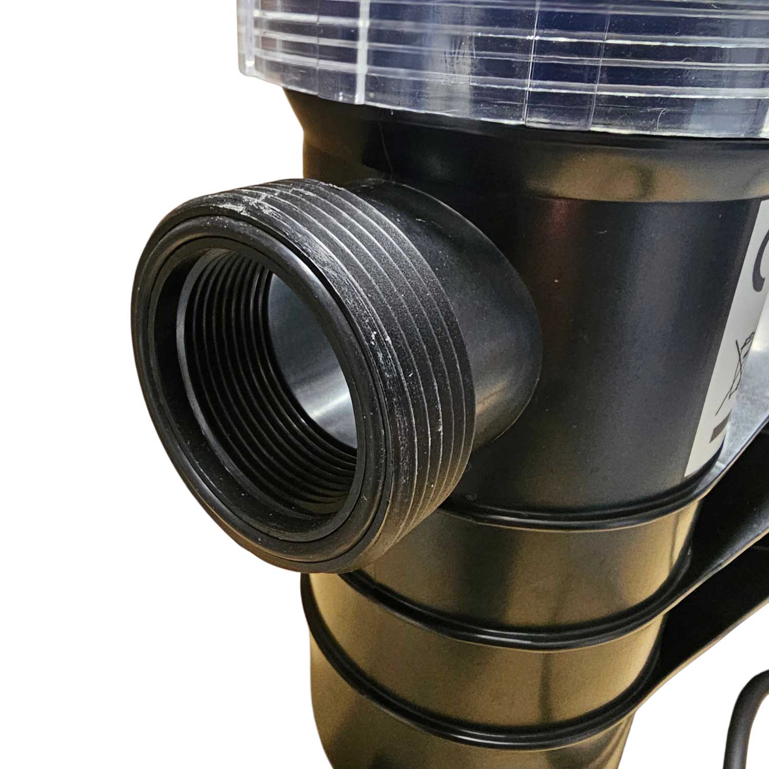 Nahaufnahme eines schwarzen Poolfilteranschlusses mit Gewindeöffnung.