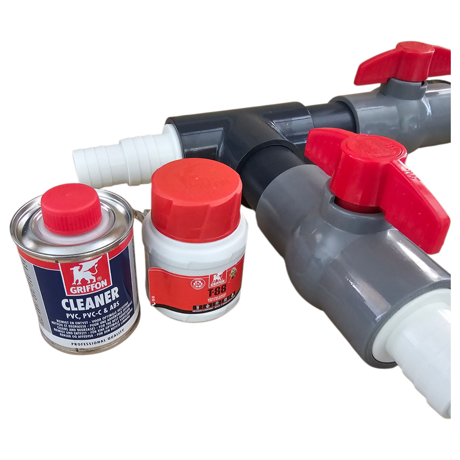 PVC-Rohrverbindungsstücke mit Reiniger und Klebstoff für Sanitäranwendungen.