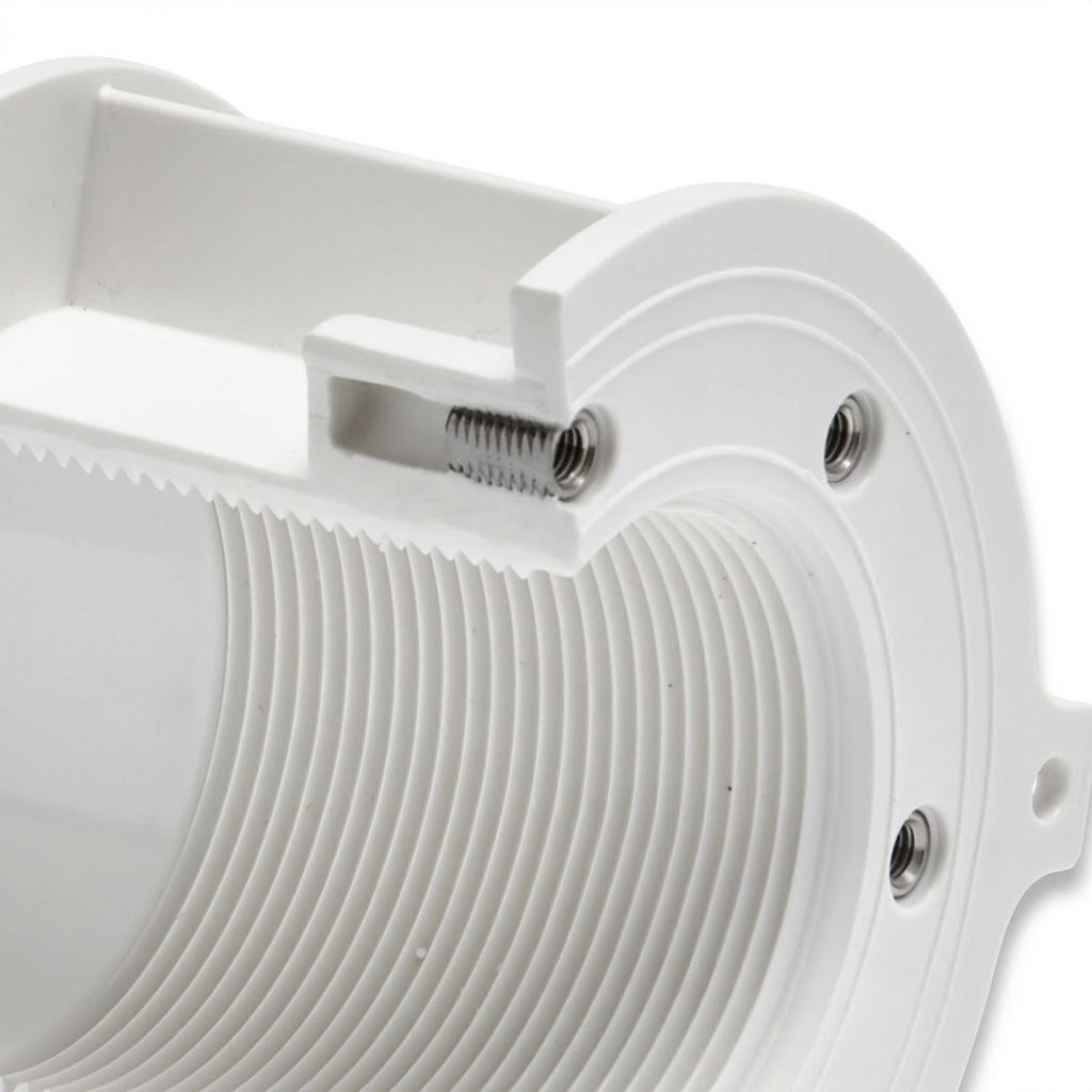 Nahaufnahme einer weißen PVC-Rohrverschraubung mit Gewinde und Federmechanismus.