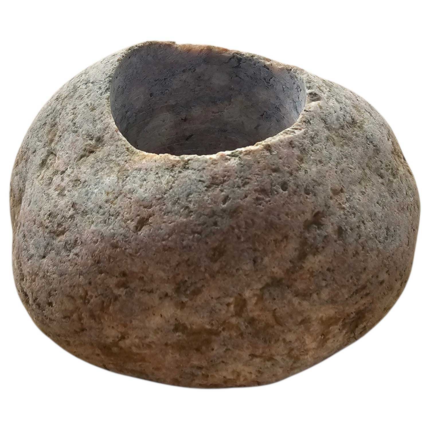 Ein abgerundeter Saunadufthalter aus Speckstein mit einer einzigen zentralen Bohrung für Öl.