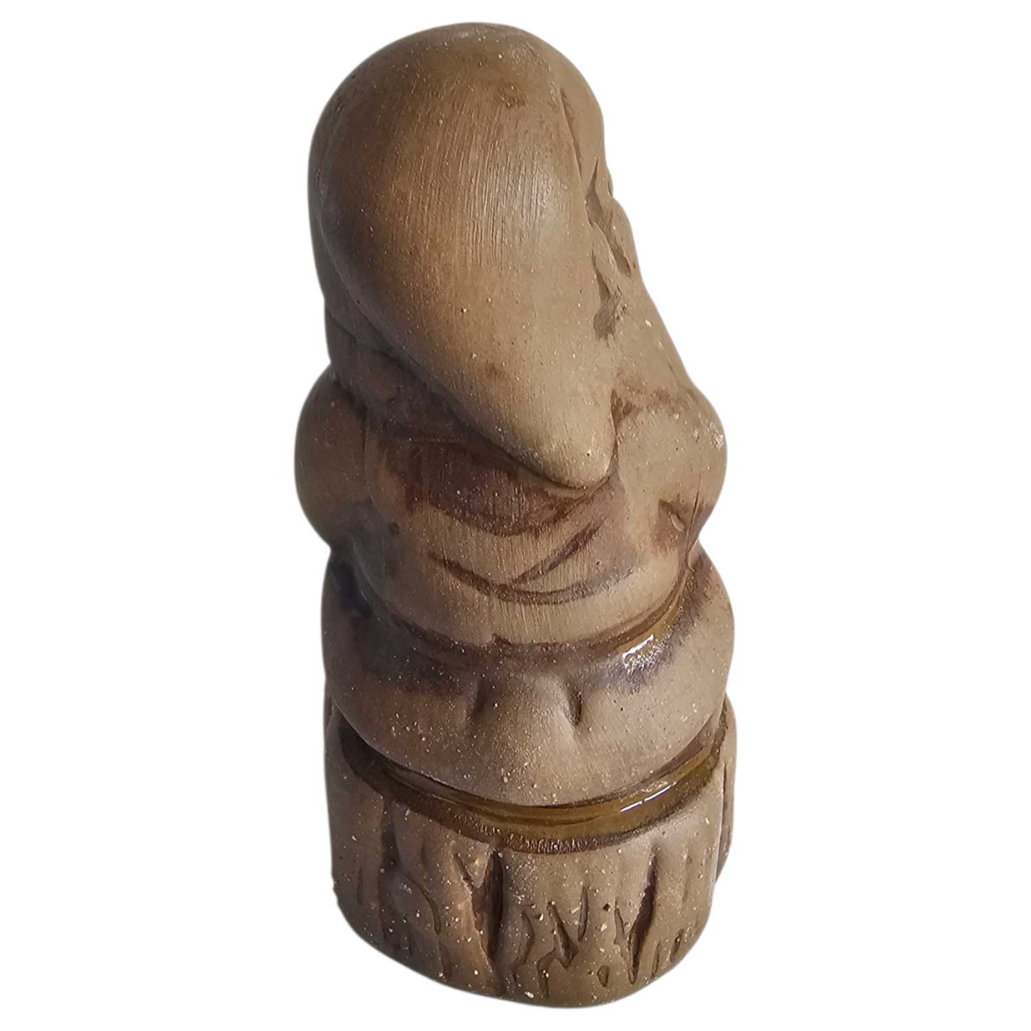 Eine kleine, braune, geschnitzte Holzfigur eines Gnoms, der auf einem strukturierten Sockel steht.