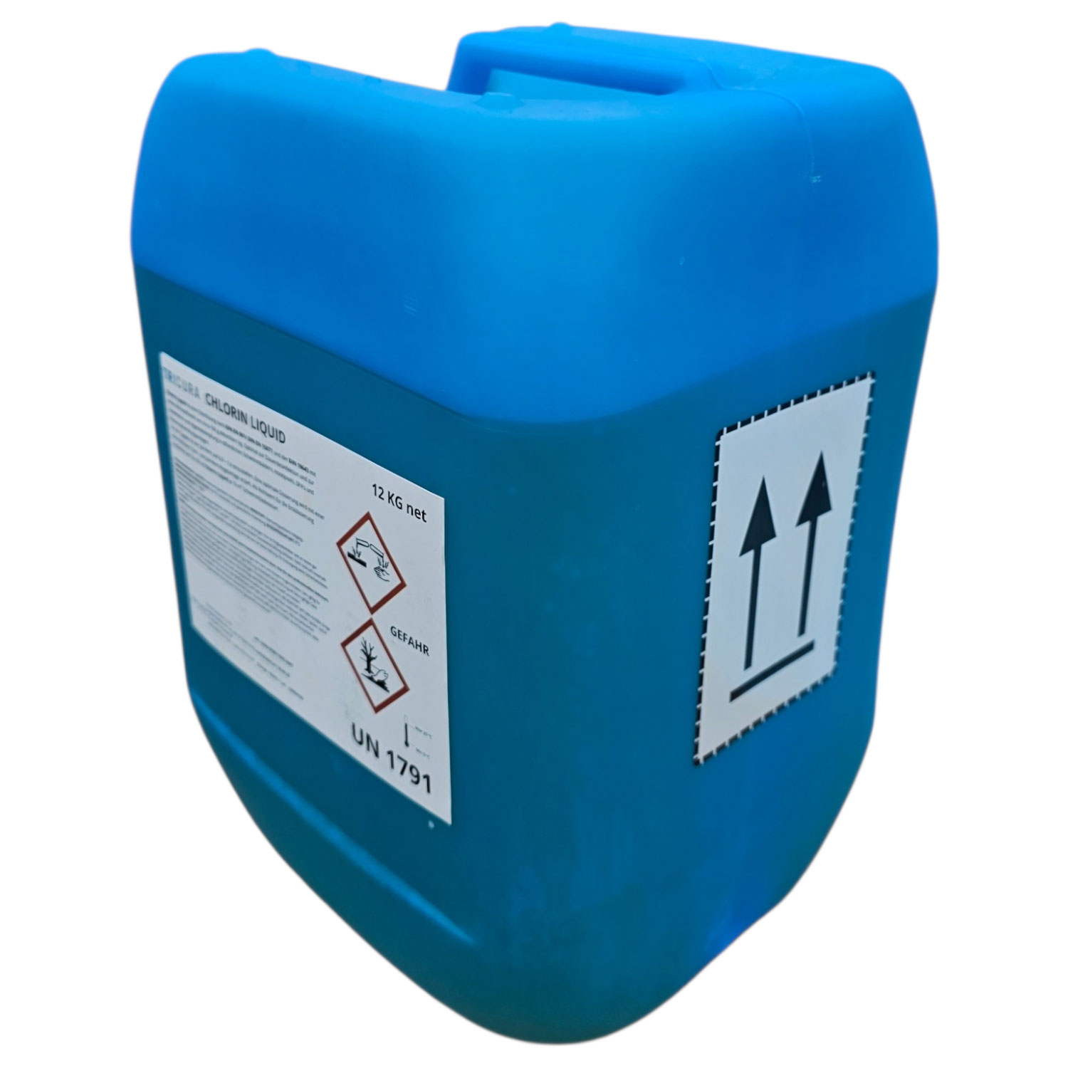 Blauer Behälter mit flüssigem Chlor mit Sicherheitsetiketten und Handhabungshinweisen.