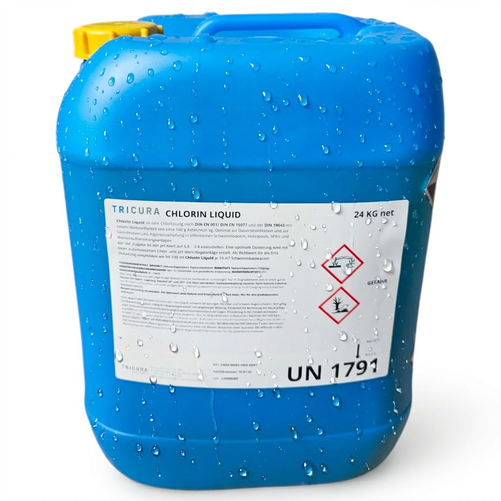 Blauer Behälter mit Chlorflüssigkeit mit Sicherheitsetiketten und Tröpfchen.