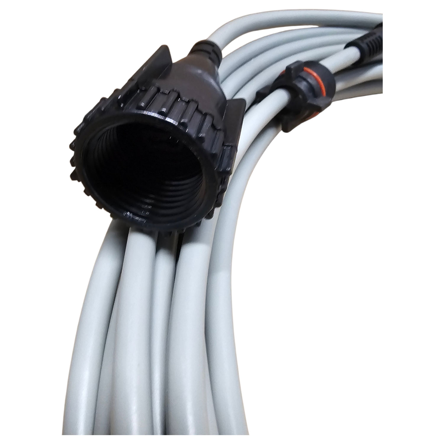 Flexibler grauer Poolschlauch mit schwarzem Anschlussende.