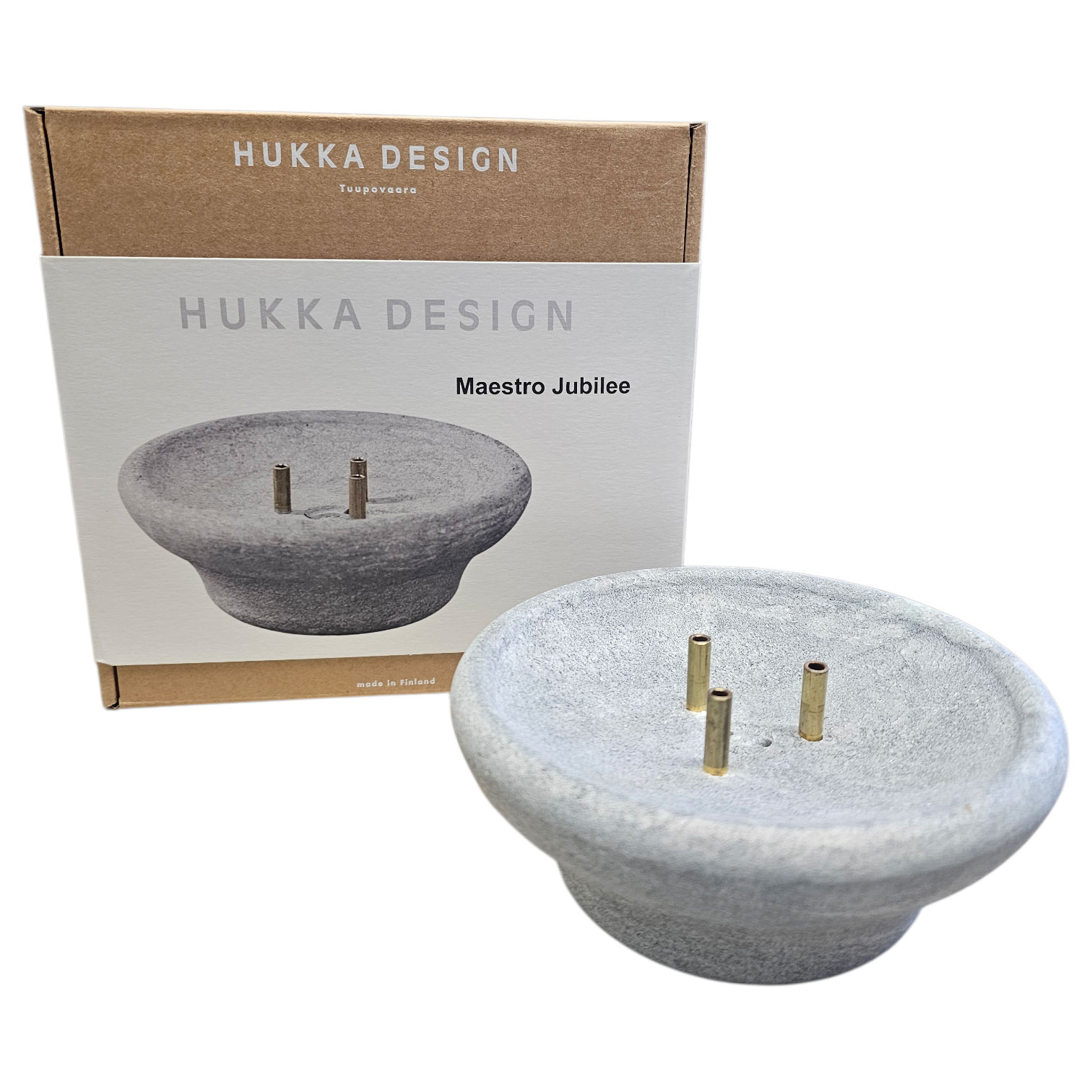 Hukka Design Maestro Jubilee Räucherstäbchenhalter aus Speckstein mit Messingstiften, präsentiert mit seiner Verpackung.