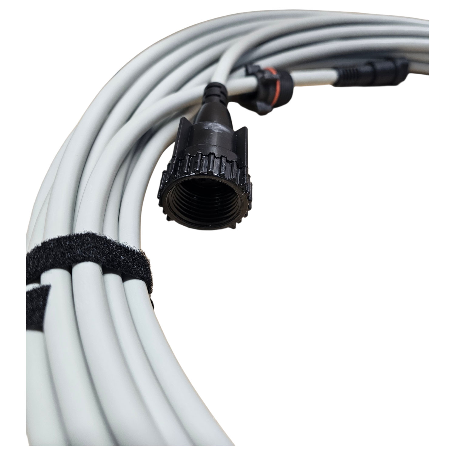 Flexibler grauer Schlauch mit schwarzem Anschluss für Wassersysteme.