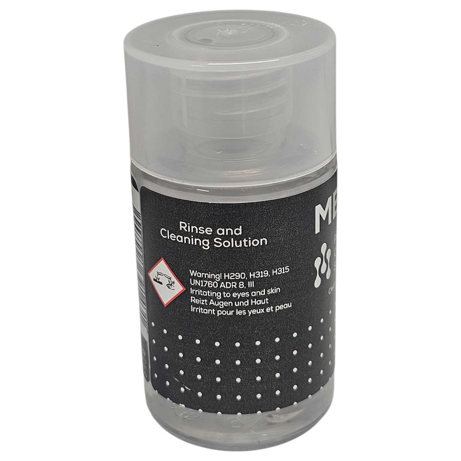 Behälter mit Spül- und Reinigungslösung mit Warnhinweisen.