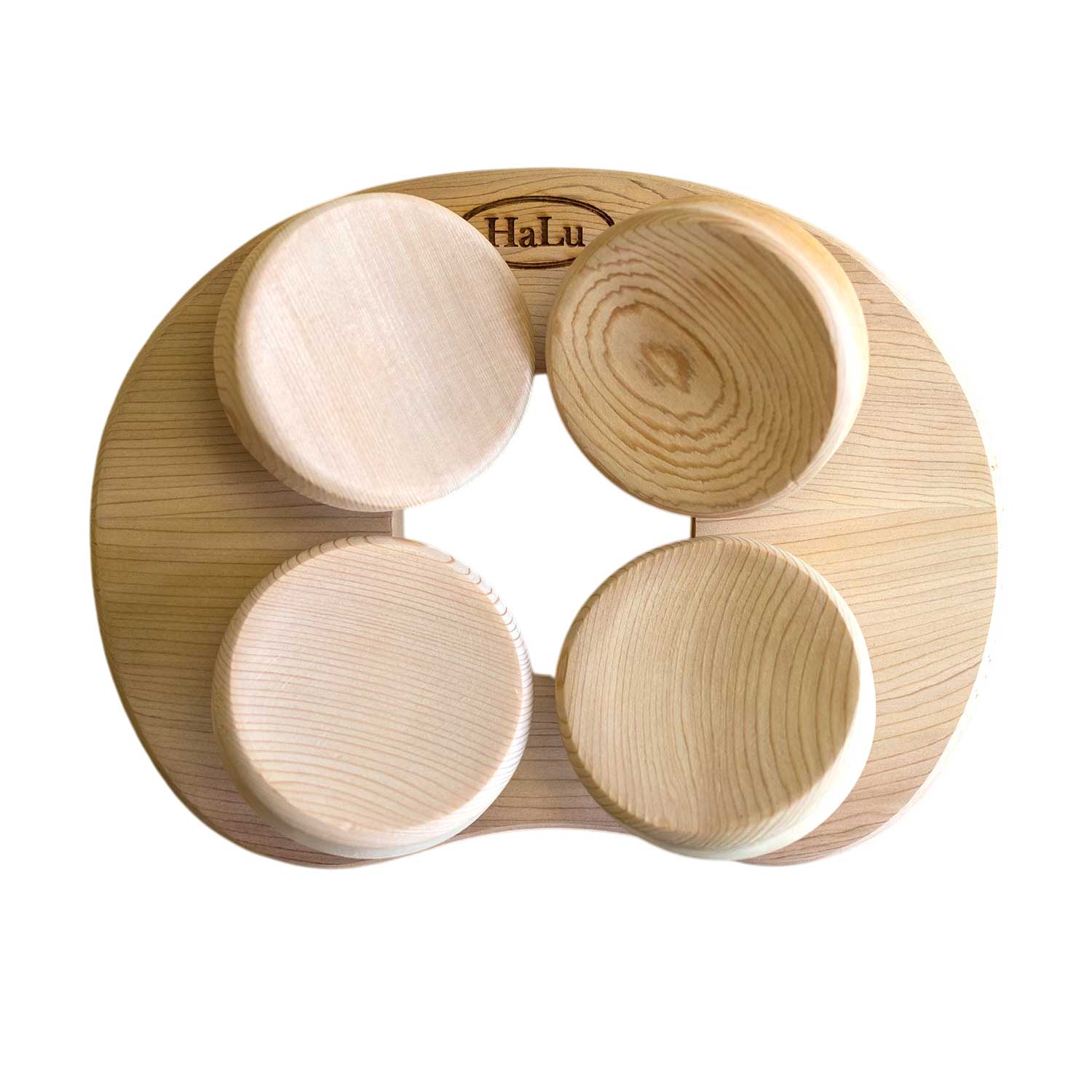 Vierpunkt-Sauna-Kopfstütze aus rotem Zedernholz mit gebogener Basis und vier abgerundeten Stützkissen.