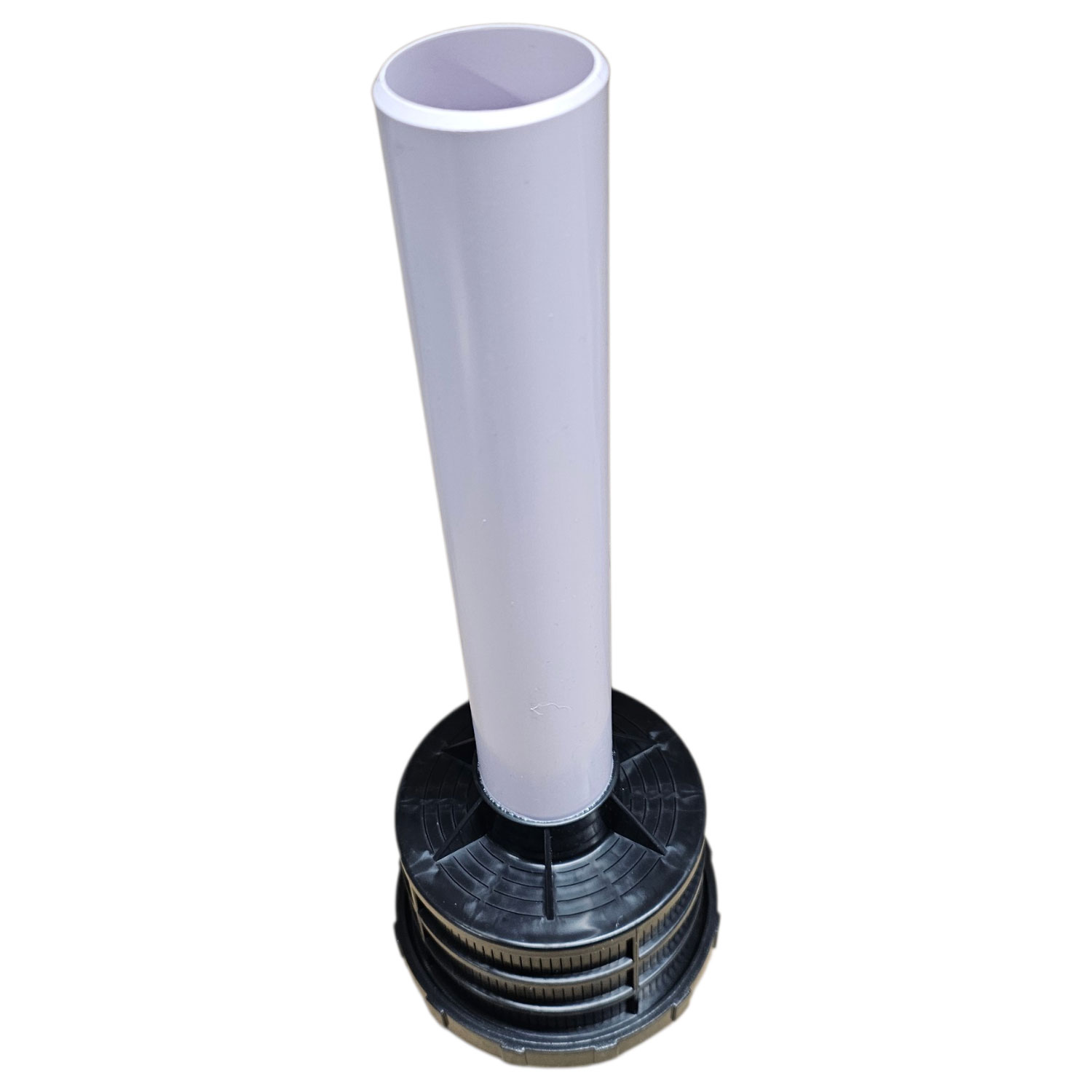 Poolfilter mit schwarzem Sockel und weißem Rohr zur Wasserzirkulation.