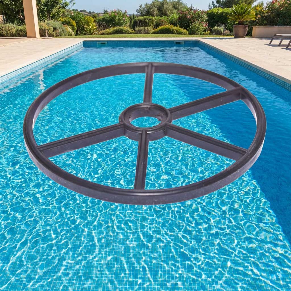 Eine schwarze, runde Pool-Skimmer-Abdeckung mit einer zentralen Öffnung und fünf radialen Speichen, die auf einem blau gefliesten Pool schwimmt.