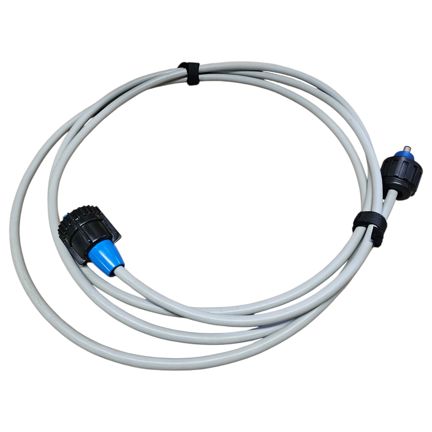 Flexibler Poolschlauch mit Anschlüssen für die Wasserzirkulation.