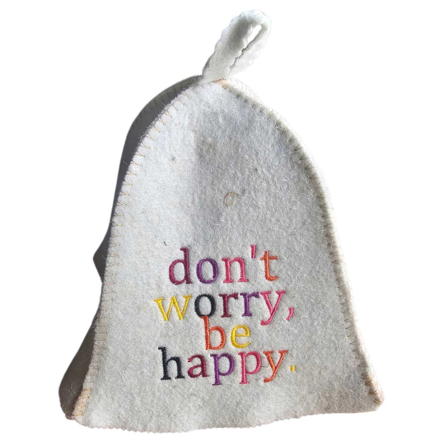 Ein weißer Saunahut aus Filz mit dem farbenfrohen gestickten Text „Don’t care, be happy“.