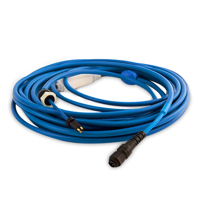 Ein spiralförmiges blaues Elektrokabel mit einem schwarzen Stecker und einem weißen Kunststoffteil.