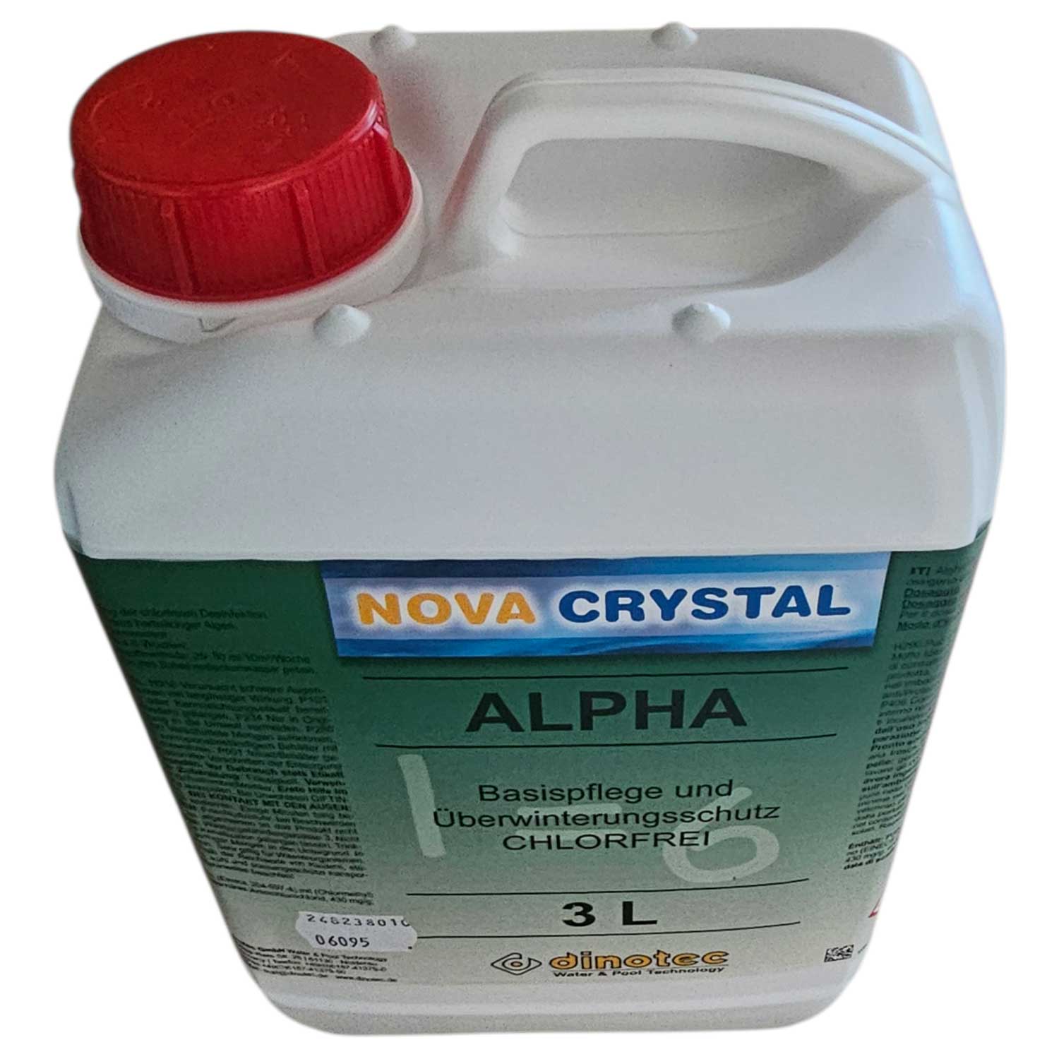 Ein 3-Liter-Behälter mit Nova Crystal Alpha, einem chlorfreien Pool- und Winterschutzprodukt.