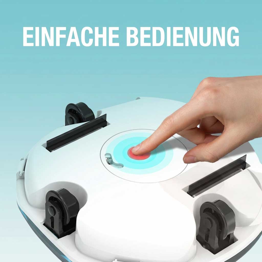 Eine Hand, die einen Knopf an einem Roboter-Poolreiniger drückt.