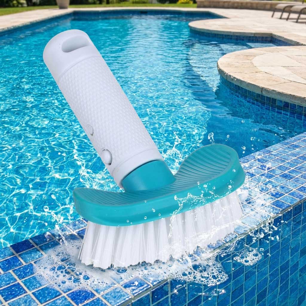 Poolreinigungsbürste am Beckenrand mit Spritzwasser.