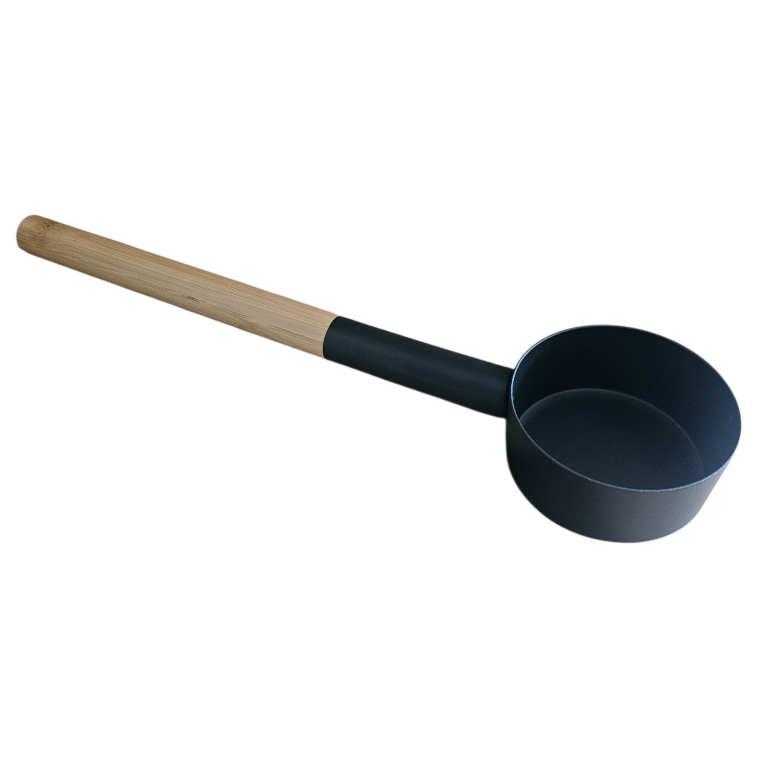 Eine schwarze Saunakelle mit langem Holzgriff isoliert auf weißem Hintergrund.