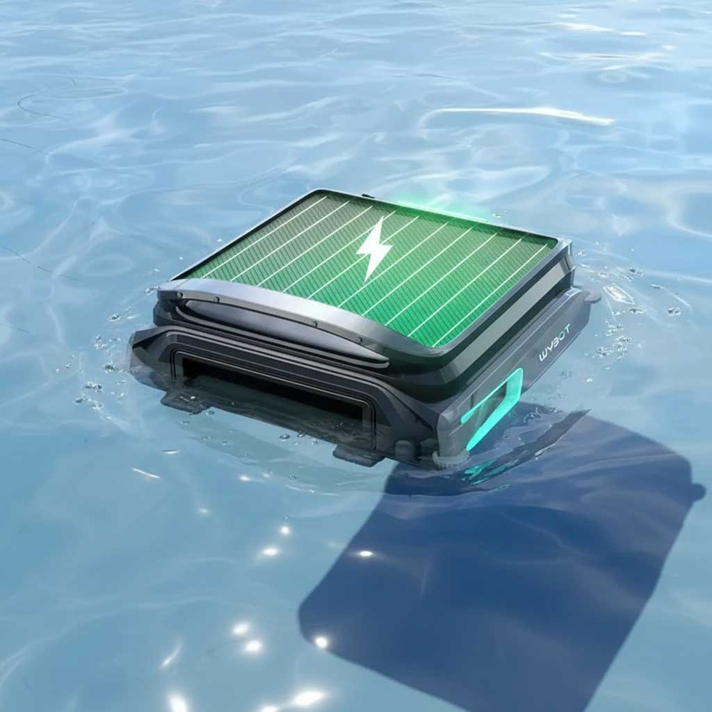 Solarbetriebener Poolreinigungsroboter, der auf dem Wasser schwimmt.
