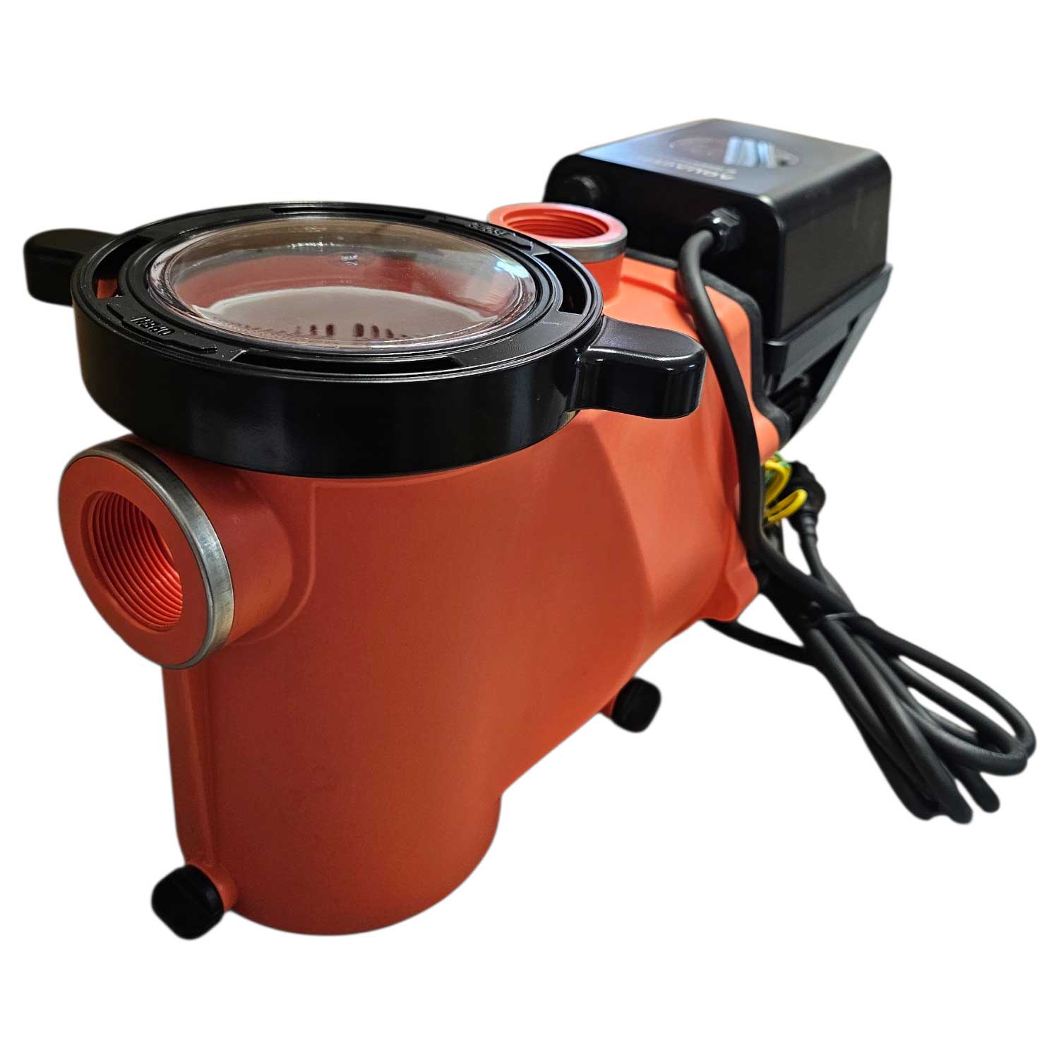 Eine orangefarbene Poolpumpe mit durchsichtigem Deckel und schwarzem Motorgehäuse auf weißem Hintergrund.