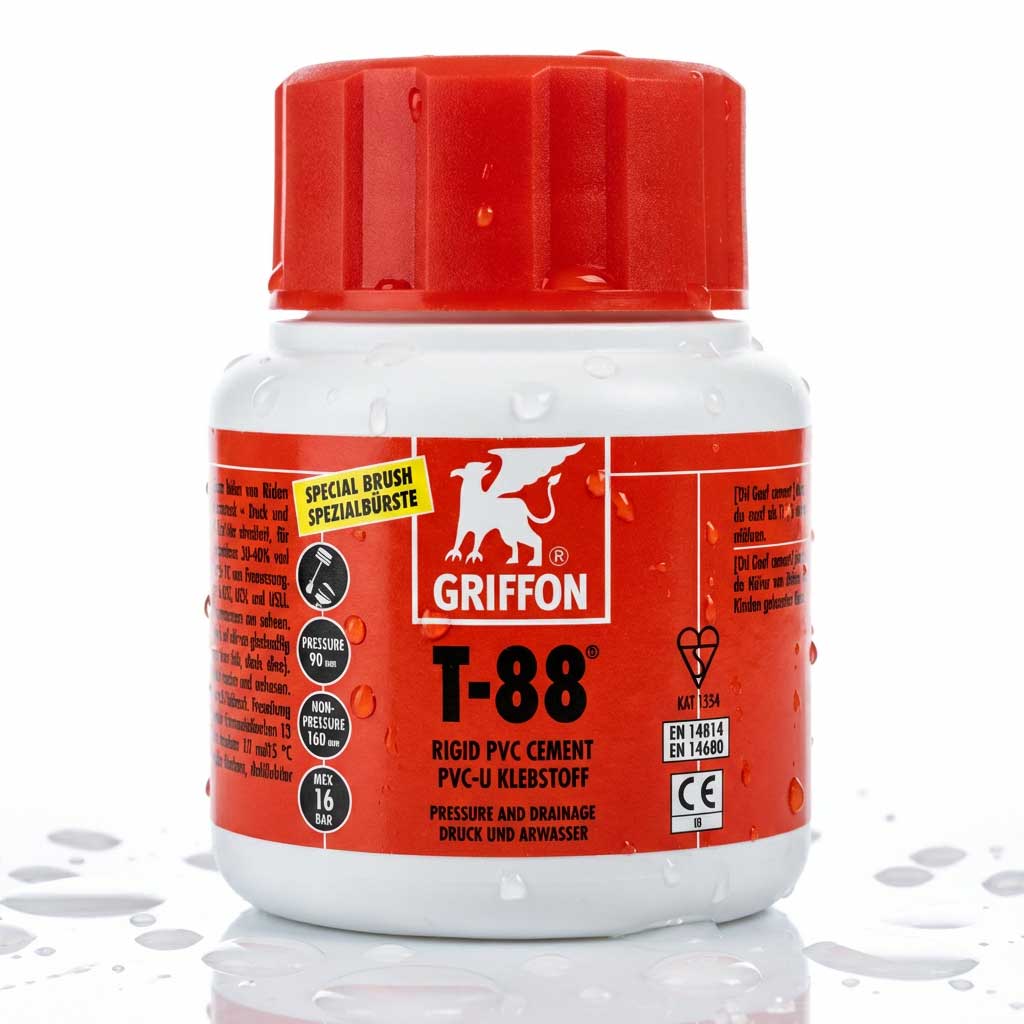 PVC-Klebstoffbehälter mit rotem Deckel und Wassertropfen auf der Oberfläche.