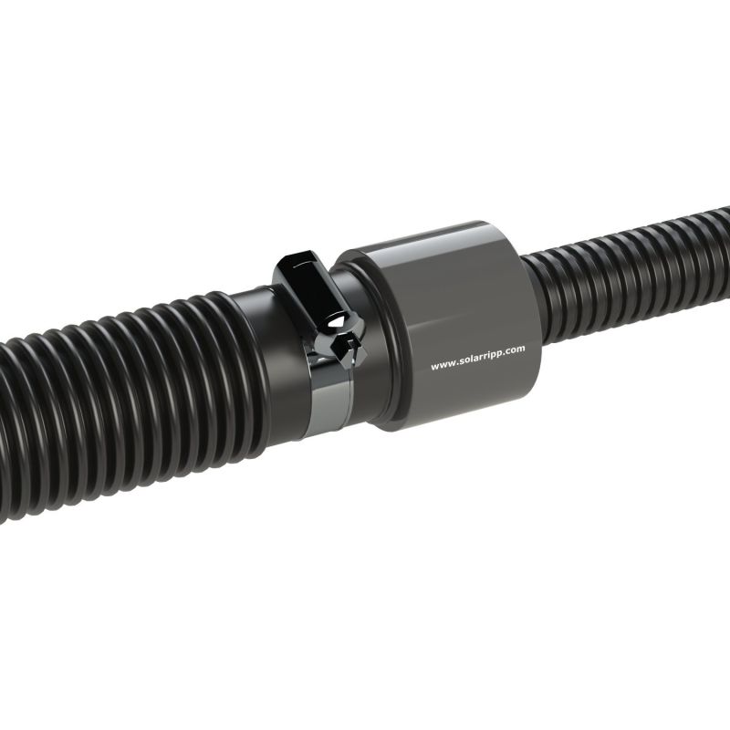 Das Bild zeigt ein schwarzes Wellrohr mit einer Schelle und einem Verbindungsstück zur Flüssigkeitsübertragung.