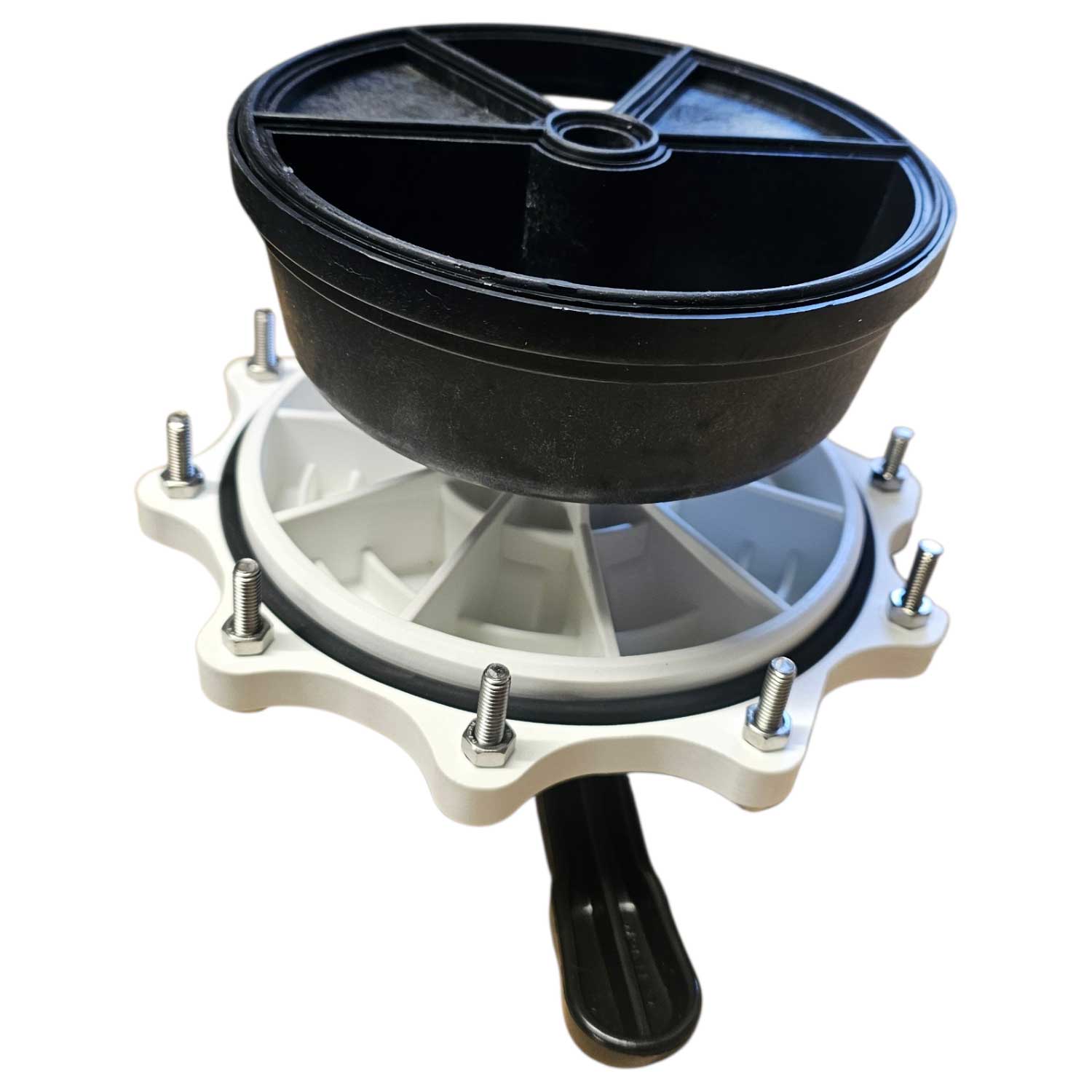 Poolfilter mit schwarzem Behälter und anderem Gehäuse, montiert mit Schrauben.