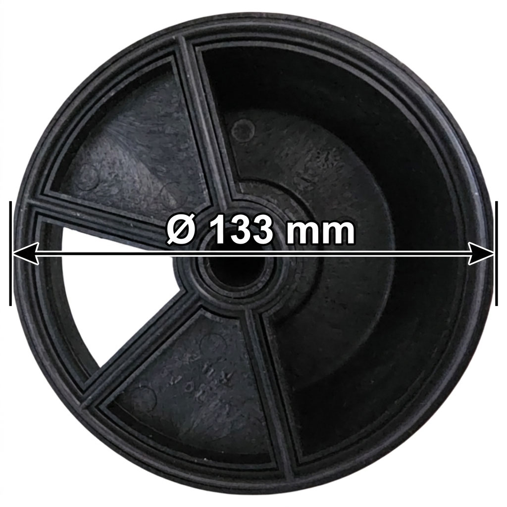 Schwarzes kreisförmiges Kunststoffradteil mit einem Durchmesser von 133 mm.