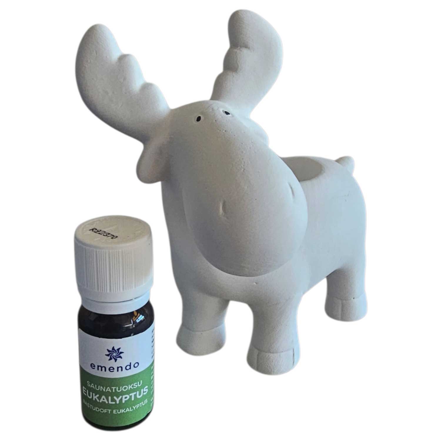 Eine weiße Elchfigur aus Keramik neben einer kleinen Flasche Eukalyptus-Saunaduftöl.