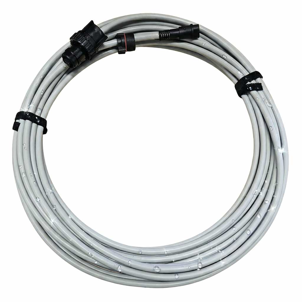 Flexibler grauer Schlauch mit Anschlüssen, zur Aufbewahrung aufgerollt.